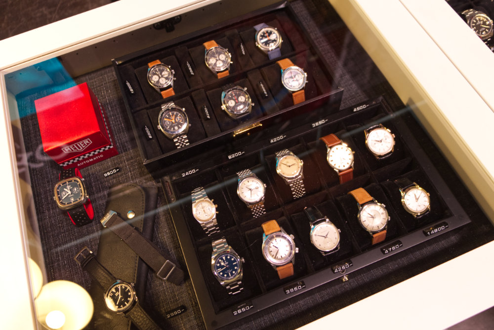 Käytettyjen kellojen valikoimasta löytyi muun muassa Rolex ja Heuer sportteja.
